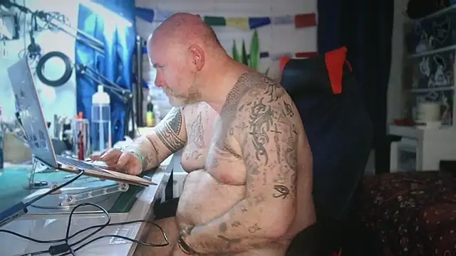 Tattooed_Dilf_01 Show Webcam