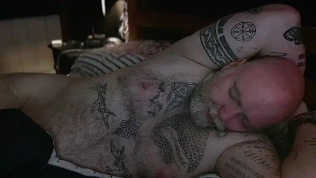 Tattooed_Dilf_01's Webcam Show