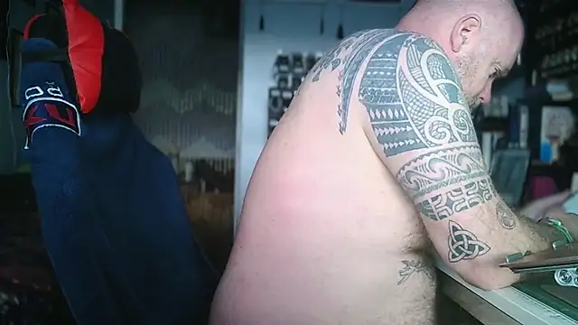 Tattooed_Dilf_01: διαδικτυακό σόου στην κάμερα