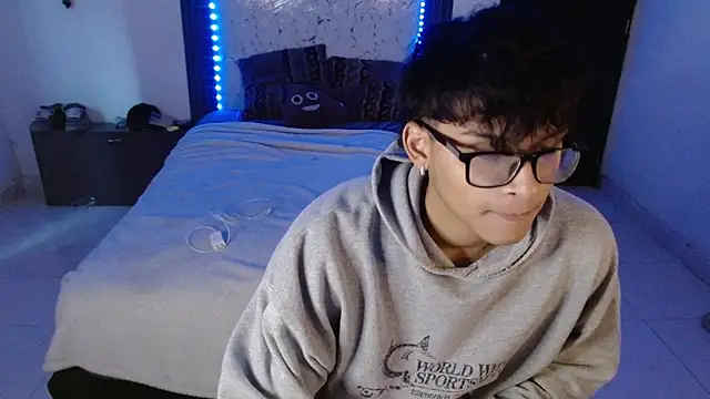 Mr_yisuzz Show in webcam