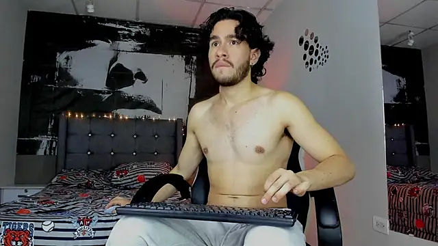 theo_riviera Show in webcam