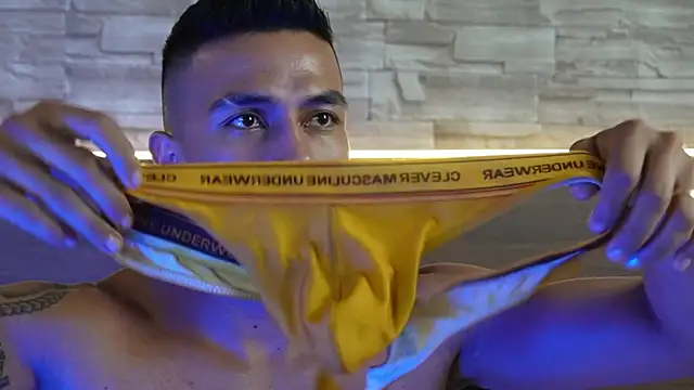 Show modela aaron_bolt na web-kameri