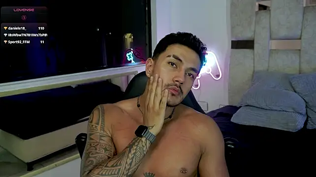 aaron_bolt Show in webcam