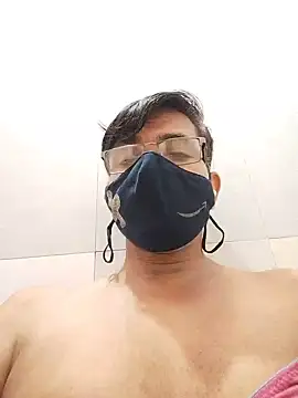 bottom_monty Show in webcam