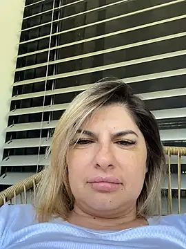 Show modela evaxxxcurvyxxx na web-kameri
