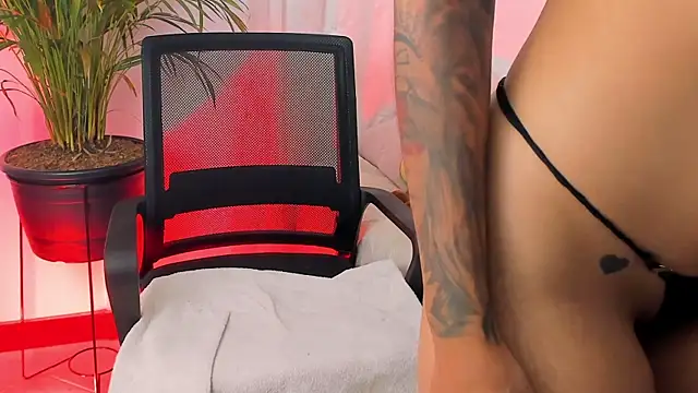 SarahRouge live XXX chat