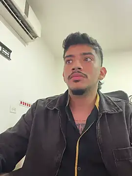 Show modela SalvadorVega na web-kameri