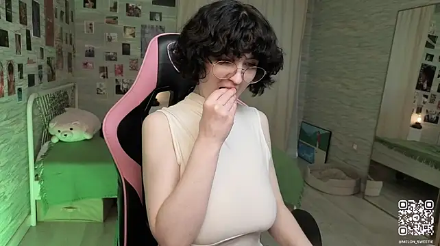 MilkyLily Show in webcam