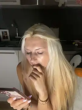 MimiLliiyy Show in webcam