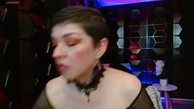 Sauvage_lilith: διαδικτυακό σόου στην κάμερα