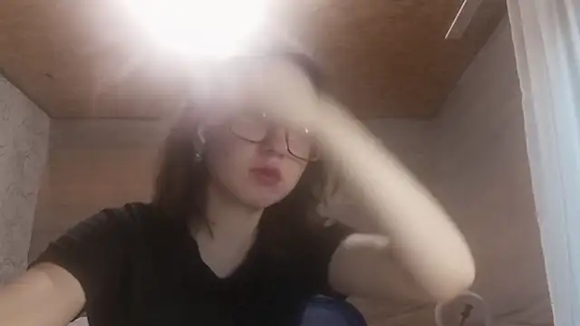 הופעת וובקאם של OliviaMoment
