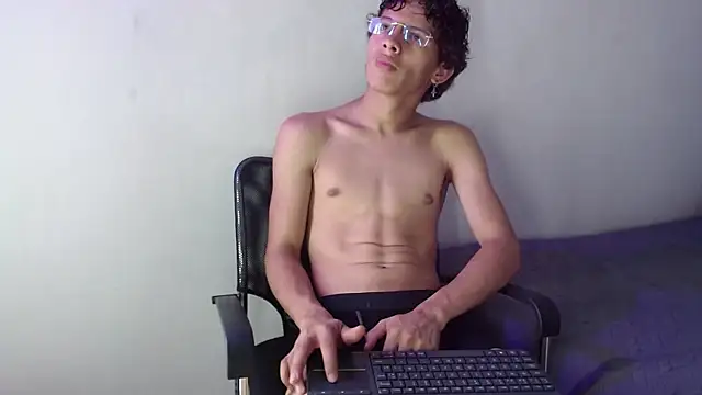 Show modela Adrian_Wolf na web-kameri