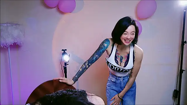 Pinnnkcat's Webcam Show