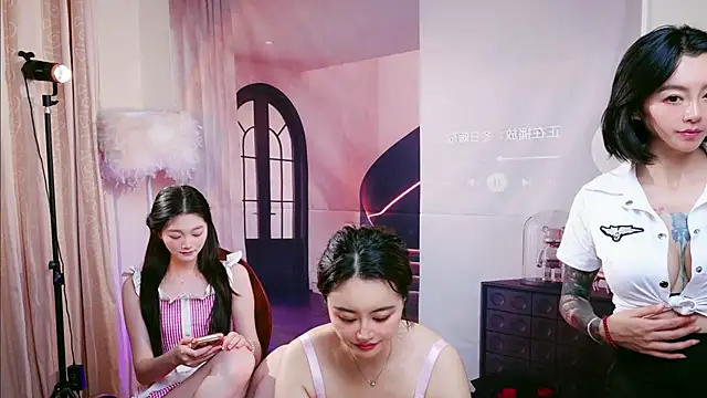 Pinnnkcat's Webcam Show