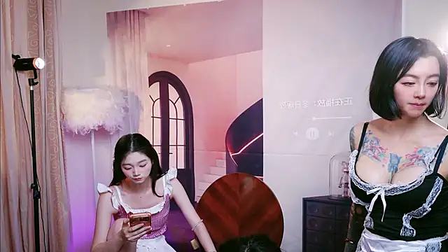 Show modela Pinnnkcat na web-kameri