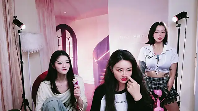 Pinnnkcat's Webcam Show