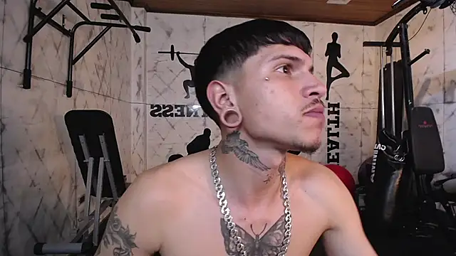 Valentino_Knoxn Webbikameraesitys