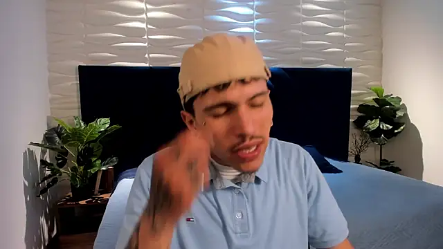 Valentino_Knoxn Webbikameraesitys