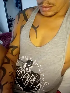 Show de Tatuadomoreno23cm na webcam