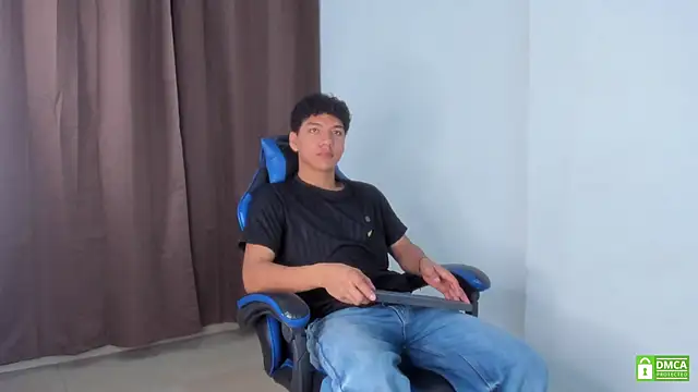 Maximiliano_Young Show in webcam