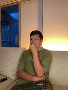 Dylan_KatteLive: διαδικτυακό σόου στην κάμερα
