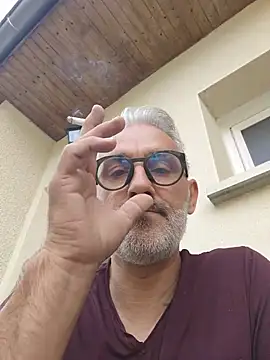 Fredd21: διαδικτυακό σόου στην κάμερα