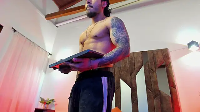 Show modela Justin_WhiteJS na web-kameri