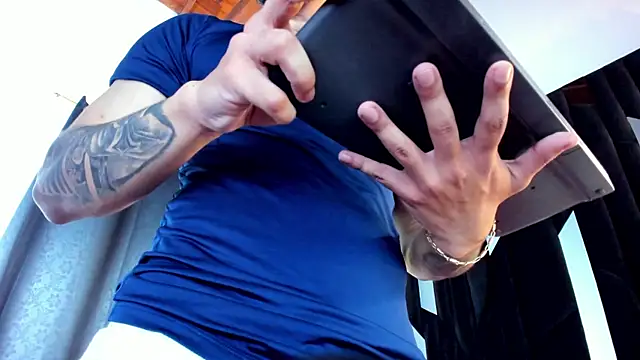 Justin_WhiteJS Show in webcam