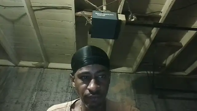 Leo99842 Show in webcam
