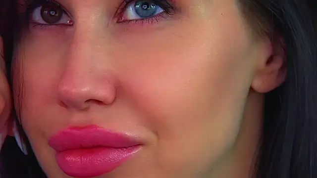 KaylaMous Show in webcam
