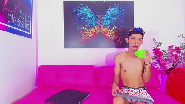 הופעת וובקאם של Anthony_little