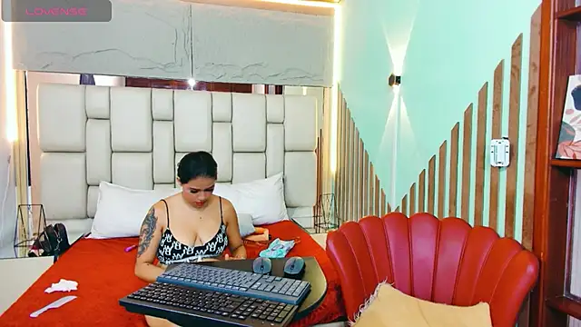 Show modela KatANDfer na web-kameri