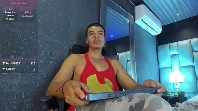 LycanMushu Show in webcam