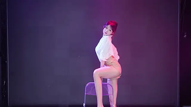 Show modela Comebaby007 na web-kameri