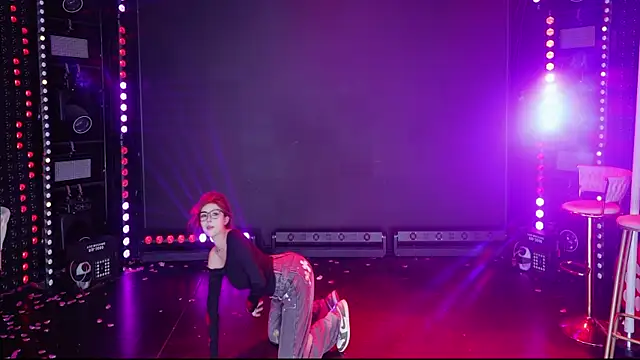 Comebaby007: διαδικτυακό σόου στην κάμερα