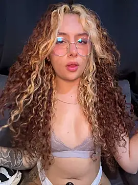 Joyce-fire's Live XXX Chat