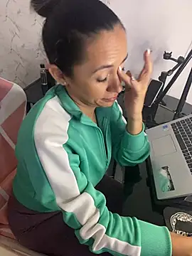 Chat +18 de jenniffergg ao vivo