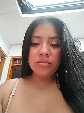 Amber_Herrera Adlı Modelin Canlı XXX Sohbeti