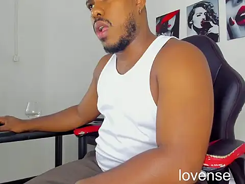 Show modela AlessandroHammed na web-kameri