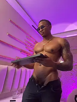 Show modela LoganVarela na web-kameri