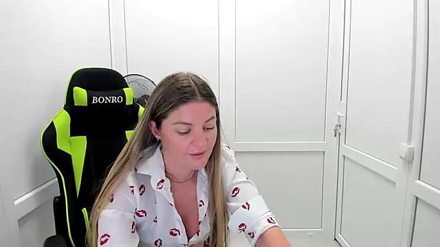 MiaSummerr_ élő XXX-chatje