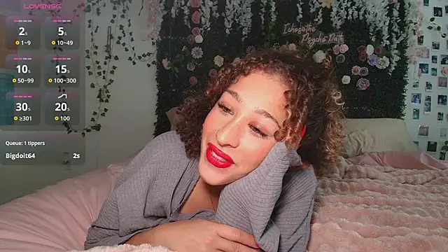 LyraCovee's Webcam Show