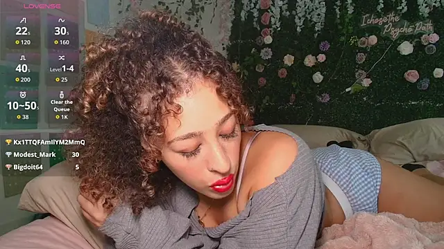 LyraCovee's Webcam Show