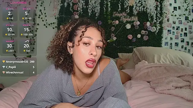 LyraCovee's Webcam Show