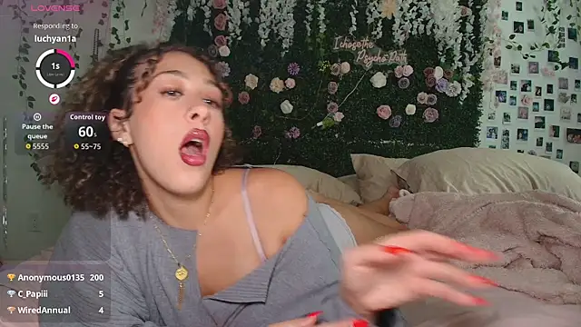 LyraCovee's Webcam Show