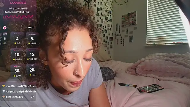 LyraCovee's Webcam Show