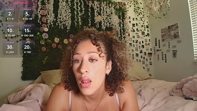 LyraCovee's Webcam Show