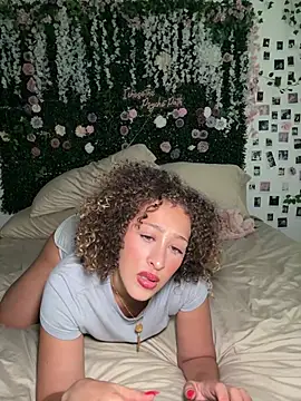 LyraCovee's Webcam Show