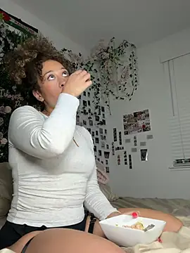 LyraCovee's Webcam Show