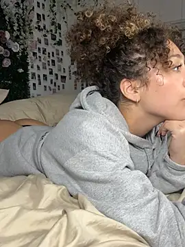 LyraCovee's Webcam Show